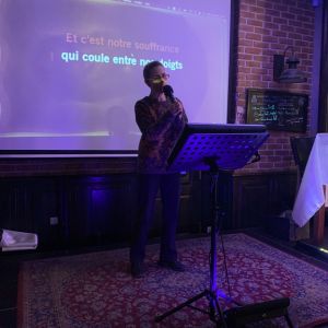 murielle qui chante au karaoke a la chistera
